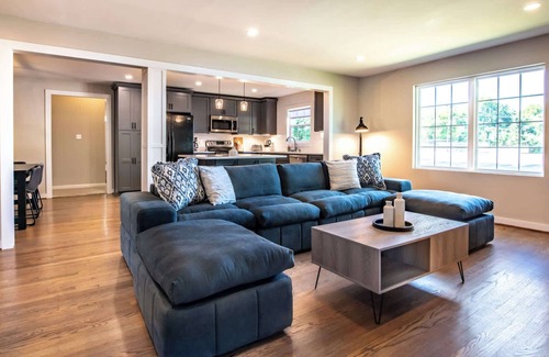 Glen Iris House | Family Retreat in Birmingham – 7BR/4BA
