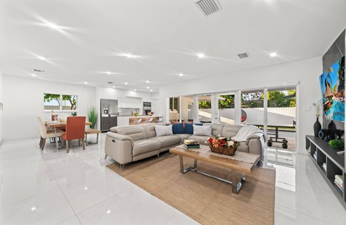 Ludlam House | Family Retreat: Pool, Games & Private Apartment