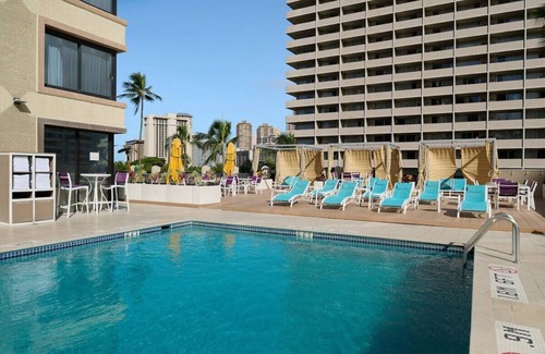 Waikiki Hotel | Family Retreat Steps Away from Waikiki Beach | 2 Rooms w/Free Breakfast