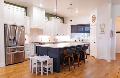 McLennan County House | Family Retreat near Waco 2 LR Spa & Arcade