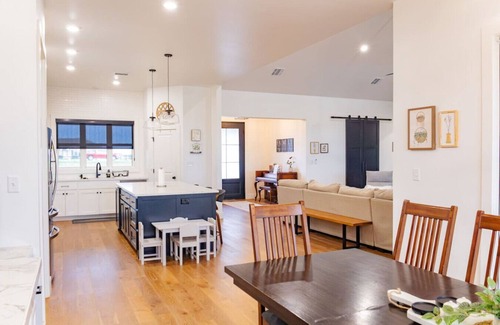 McLennan County House | Family Retreat near Waco 2 LR Spa & Arcade