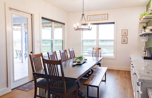 McLennan County House | Family Retreat near Waco 2 LR Spa & Arcade