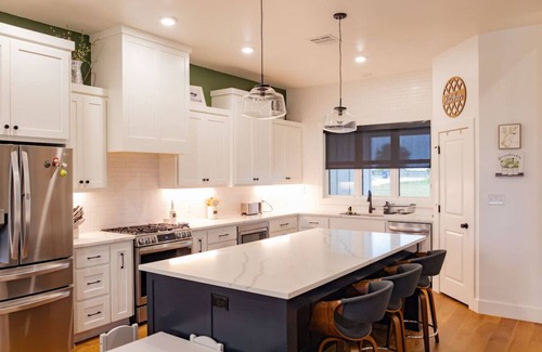 McLennan County House | Family Retreat near Waco 2 LR Spa & Arcade