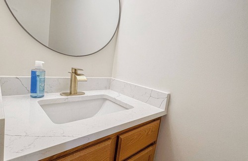 West Valley City House | Family Retreat Near SLC Airport 6 BR 3.5 Bath