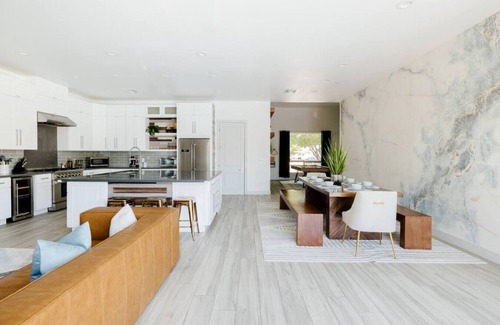 Cox Heights House | Family retreat w/heated pool, BBQ & games