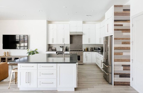 Cox Heights House | Family retreat w/heated pool, BBQ & games