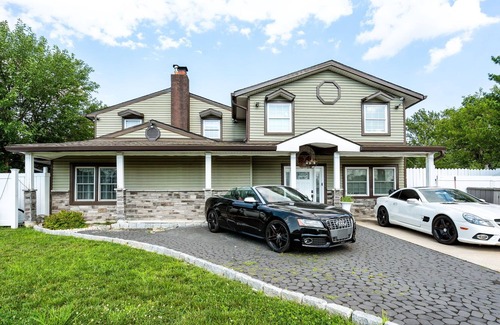 Levittown House | Family retreat w/ resort style pool w/ hot tub/playground & more by Sesame Place