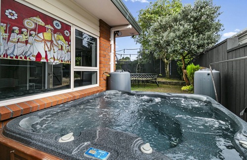 Greenlane - Ellerslie House | Family Retreat with Private Spa & Outdoor Oasis