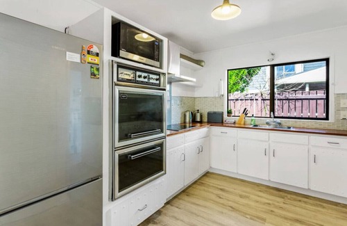 Birkenhead House | Family Retreat with Parking, Wi-Fi and Garden
