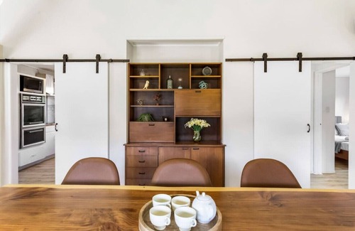 Birkenhead House | Family Retreat with Parking, Wi-Fi and Garden