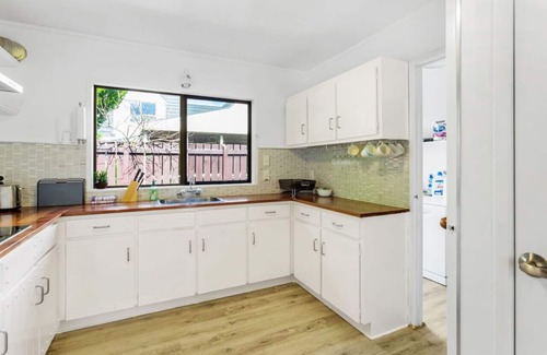 Birkenhead House | Family Retreat with Parking, Wi-Fi and Garden