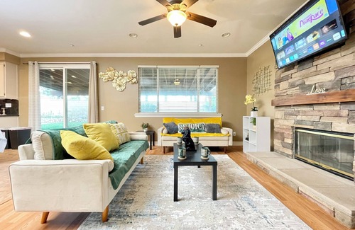 Fontana House | Family Reunion: 5BR/2.5BA, near Highway 15 & 210