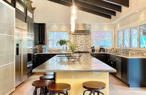Bend House | FAMILY REUNION or corp retreat - 6 rm/4 bathrm, pool, hot tub, trampoline + more