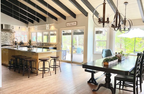 Bend House | FAMILY REUNION or corp retreat - 6 rm/4 bathrm, pool, hot tub, trampoline + more