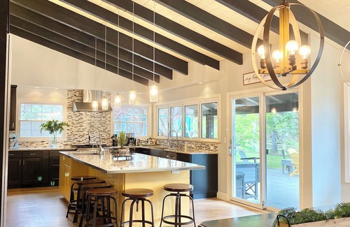 Bend House | FAMILY REUNION or corp retreat - 6 rm/4 bathrm, pool, hot tub, trampoline + more
