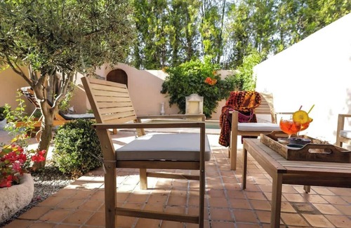 Noves Bed & Breakfast | Family room breakfast private pool and garden