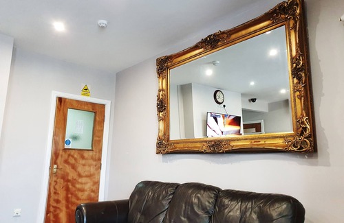 Marston Green Apartment | Family Room - Royal Square Hotel Birmingham Airport and NEC