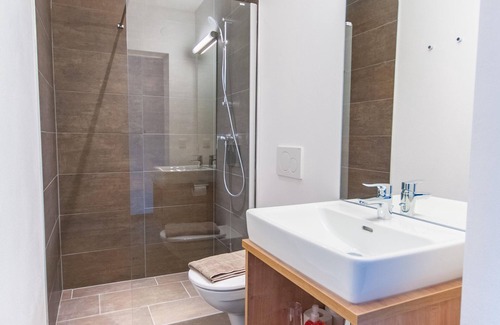 Zell am See Cottage | Family room, shower, WC, non-smoking - Pension Max