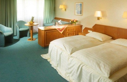 Roemerberg Cottage | Family room, shower or bath, toilet, non-smoking - Hotel-Restaurant Pfälzer Hof