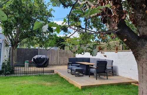 Cliftonville House | Family Seaside Bungalow - Max 6 Adults Only - 2 Small -Medium Sized Dogs Welcome - Nr Beach