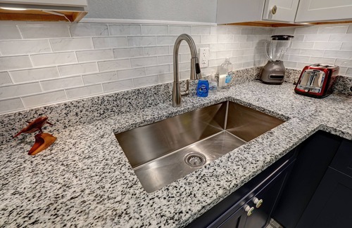 Mid Island House | Family setting, Fishing, Fast Wifi, Dogs ok, Hot tub, Private Beach aces, dock .
