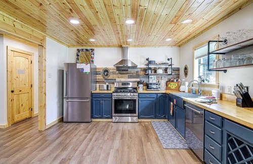 Gatlinburg - Pigeon Forge Cottage | Family Sevierville Cottage w/Game Room & Hot Tub!