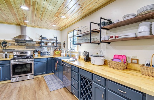 Gatlinburg - Pigeon Forge Cottage | Family Sevierville Cottage w/Game Room & Hot Tub!