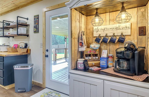 Gatlinburg - Pigeon Forge Cottage | Family Sevierville Cottage w/Game Room & Hot Tub!