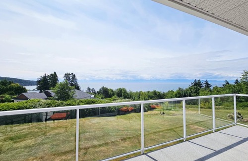Otter Point House | Family-size home 5-minutes' walk from Gordon's Beach, peaceful and convenient!