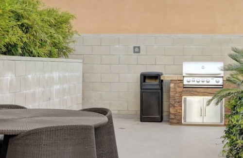 Van Nuys Apartment | Family sized, centrally-located apartment near the freeway & main streets of LA!