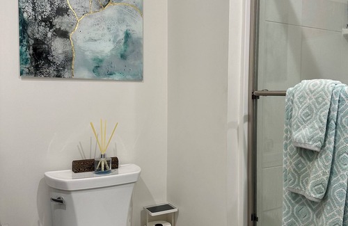 Van Nuys Apartment | Family sized, centrally-located apartment near the freeway & main streets of LA!