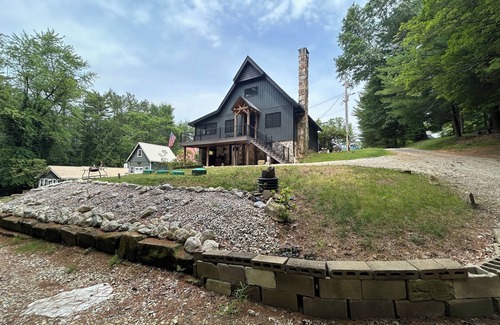 New Rumley Ski Chalet | Family sized chalet on the Lakeside of Leesville Lake - pets allowed