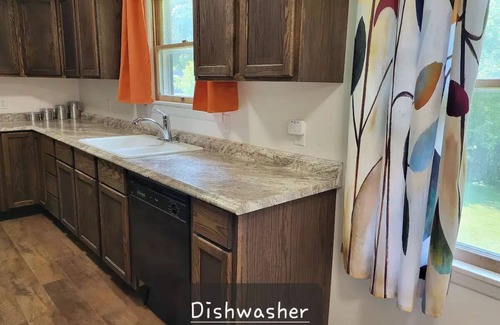 Reeds Spring House | Family-sized in Historic Reeds Spring. 10 min to SDC, Lake. 20 min to Branson