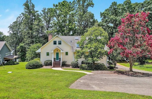 Westlake Corner House | Family Smith Mountain Lakefront Retreat - Private Dock 4BR house Pet Friendly