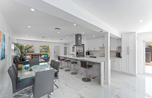 Middle River Terrace House | Family Splash Escape
