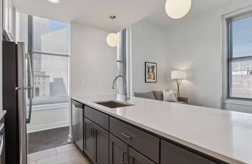 Downtown Pittsburgh Hotel | Family Stay in the Heart of Pittsburgh | Kitchen & Laundry | Parks & Museums