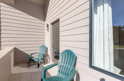 Sugar Creek House | Family-style Scandinavian-designed home sleeps 10