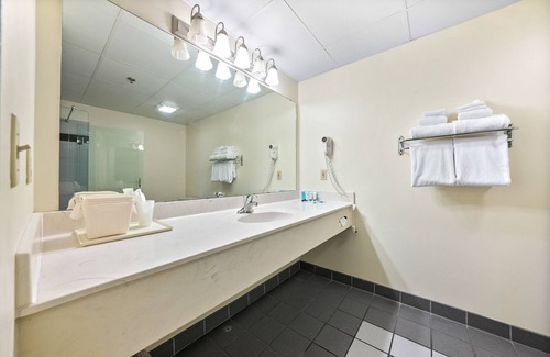 Put-in-Bay Hotel | Family Suite at Bayshore Resort Put-in-Bay