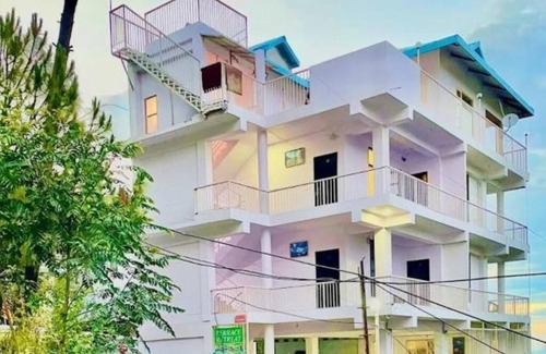 Kasauli Apartment | Family Suite with Balcony - The Terrace Retreat by StayVuesn