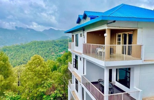 Kasauli Apartment | Family Suite with Balcony - The Terrace Retreat by StayVuesn