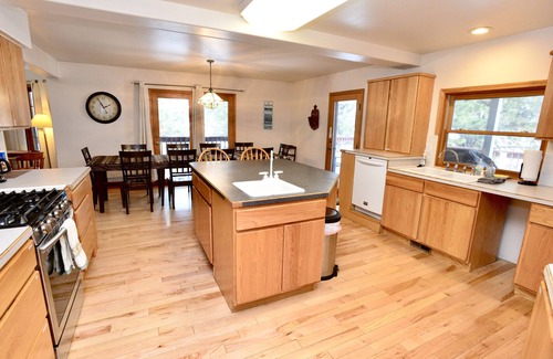 Cascade House | Family Ties ~ Amazing home with views - Sleeps 20 - Game room - Fireplace - Wifi