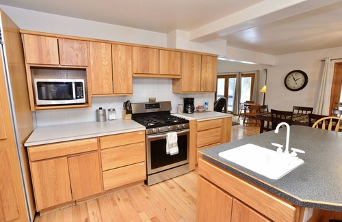 Cascade House | Family Ties ~ Amazing home with views - Sleeps 20 - Game room - Fireplace - Wifi