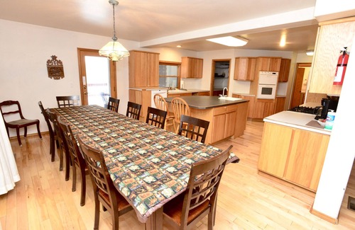 Cascade House | Family Ties ~ Amazing home with views - Sleeps 20 - Game room - Fireplace - Wifi