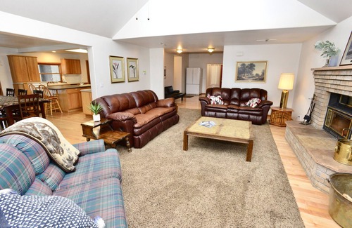 Cascade House | Family Ties ~ Amazing home with views - Sleeps 20 - Game room - Fireplace - Wifi