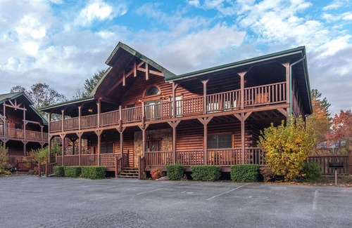 Hemlock Hills Cabin | Family Ties Lodge by Jackson Mountain Rentals