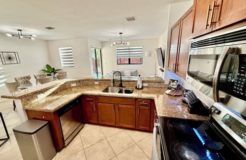 Homestead House | Family Time Relax & Explore, Pool, Work Desk, BBQ, Near Everglades & Keys