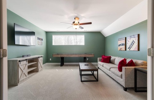 Tullahoma House | “Family Traditions” Cottage - 4-bed lake retreat