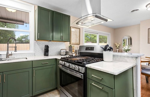 Shearer Hills - Ridgeview House | Family Vacation 3-bedroom home 6 min from Airport with WiFi, AC