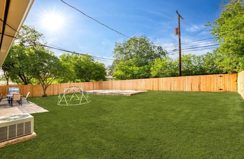 Shearer Hills - Ridgeview House | Family Vacation 3-bedroom home 6 min from Airport with WiFi, AC