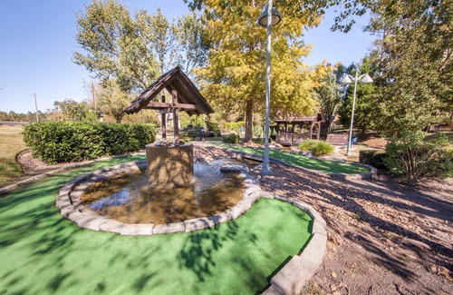 Conroe Villa | Family Vacation at Lake Conroe! | Villa + 5 Pools